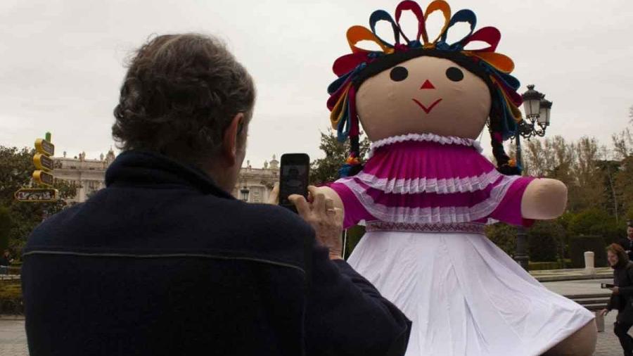 Llega muñeca queretana a España como embajadora de la entidad