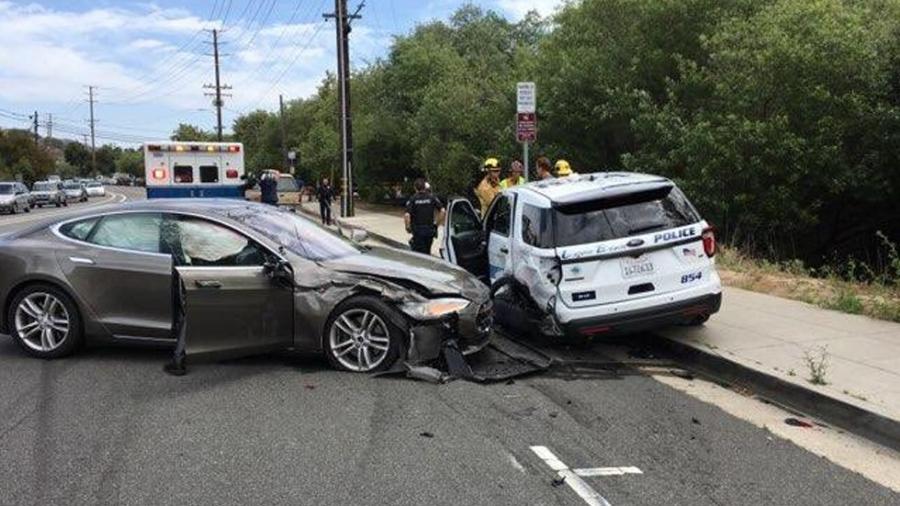 Vehículo tesla en modo ‘piloto automático’ se accidenta