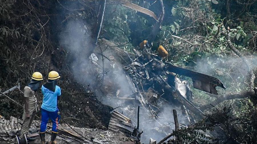 Al menos 13 muertos tras caída de helicóptero en India 