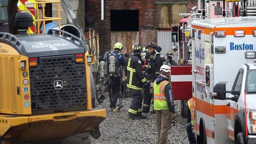 Se desploma edificio en Boston y varios quedan atrapados entre los escombros