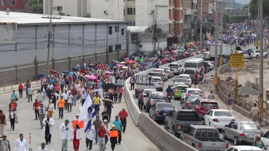 Hondureños se manifiestan por mejoras en la educación y salud