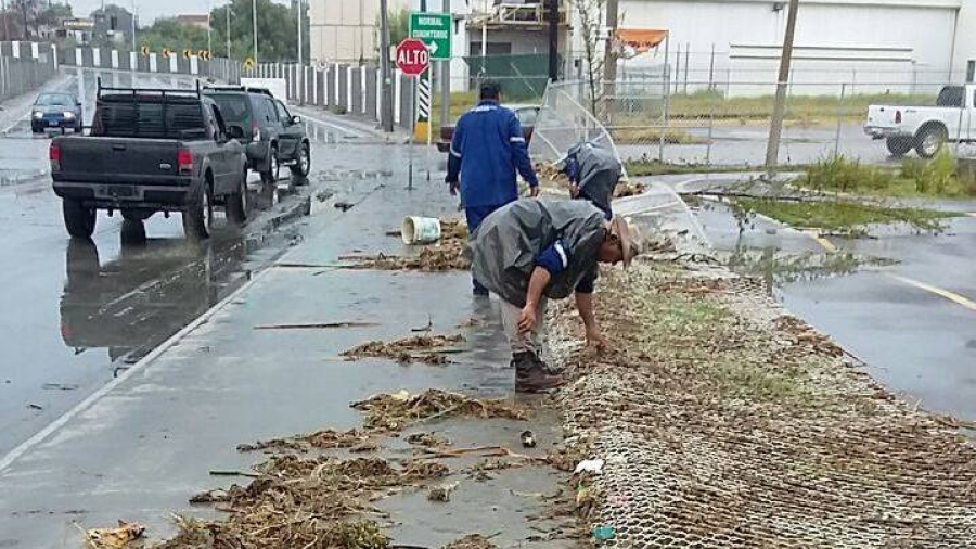 Cuadrillas realizan labores de limpieza en Nuevo Laredo