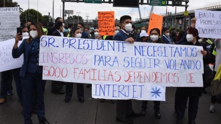 Bloquean empleados de Interjet accesos a aeropuerto de la CDMX