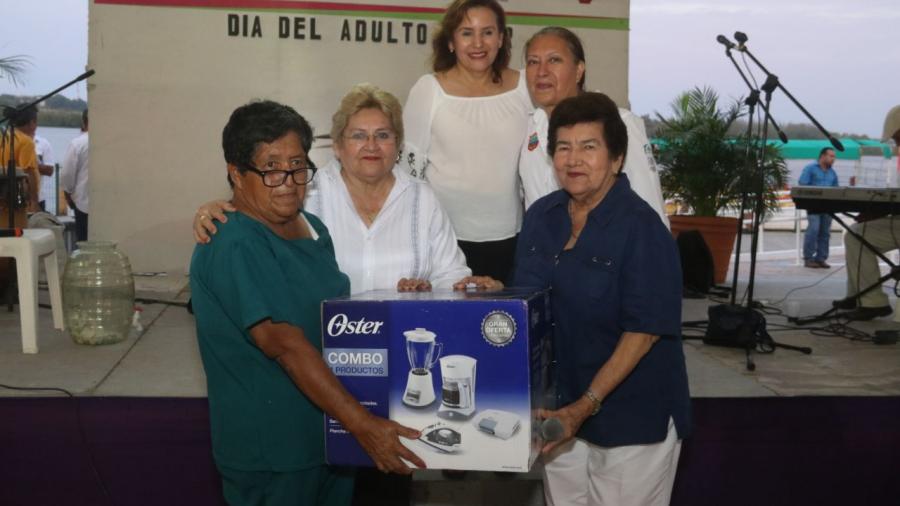 Festeja gobierno municipal y DIF Tampico a adultos mayores