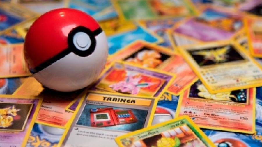 Lo acusan de fraude por usar apoyo Covid-19 para comprar tarjetas de Pokémon