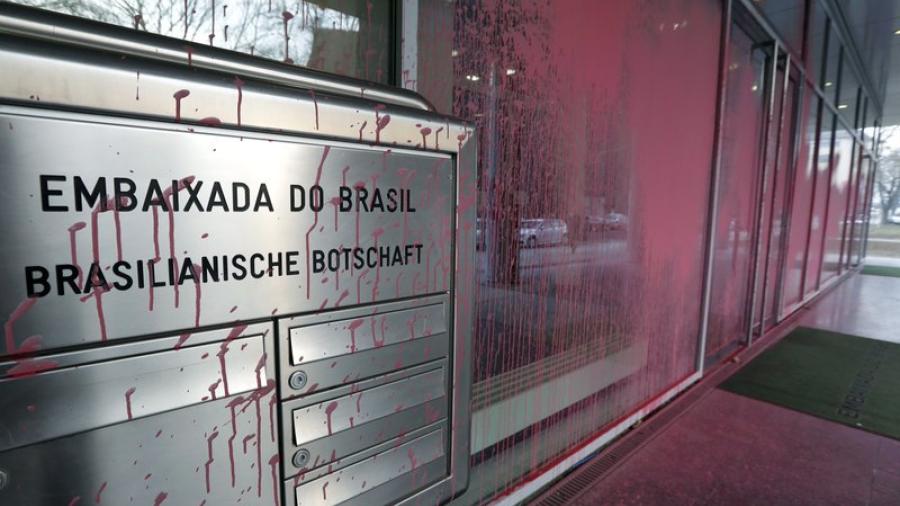 Vandalizan la embajada brasileña en Berlín