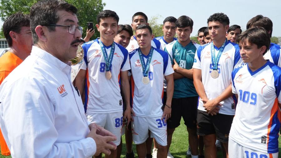 Recibe rector a los Correcaminos campeones de la Liga Premier