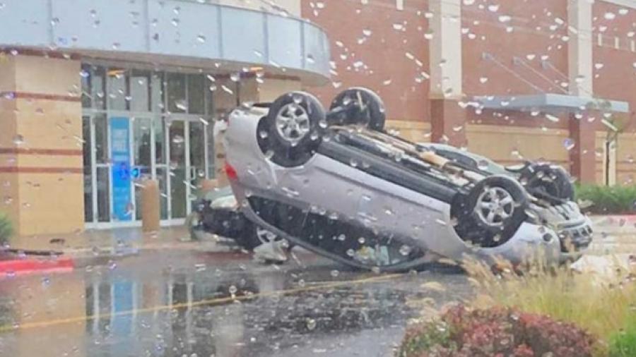 Vehículos volcados en Oklahoma por poderosa tormenta