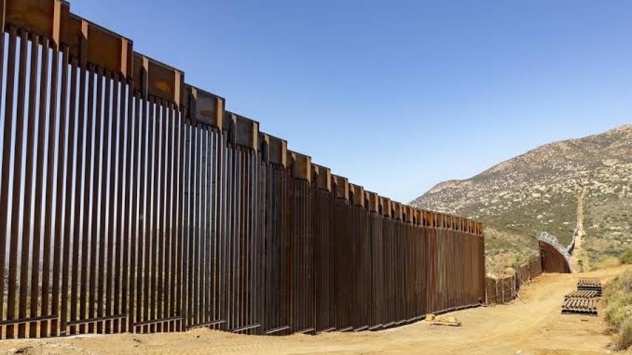 Fallece mexicana al tratar de escalar muro fronterizo con EEUU