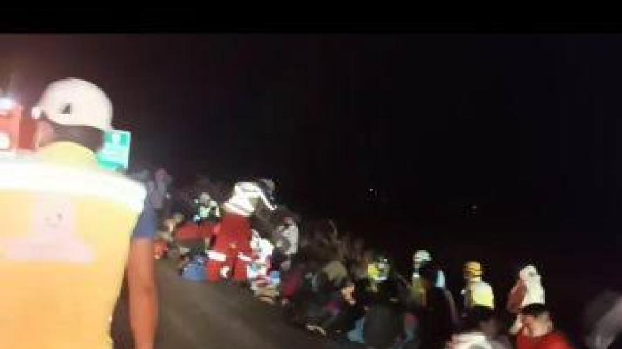 Vuelca autobús con migrantes en Oaxaca: hay 10 heridos