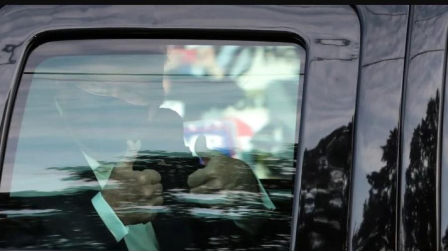 Trump da paseo en vehículo afuera del hospital 