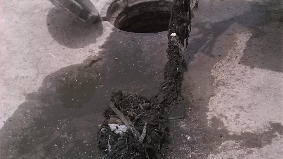 Extraen estopa de alcantarillas ¡ahora en Paseo de las Flores!