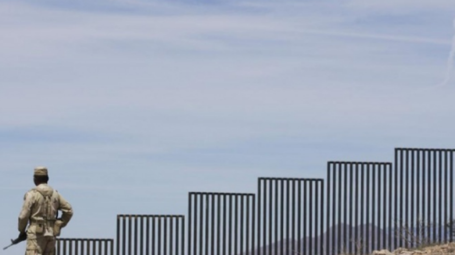 Interponen iniciativa para impedir construcción de muro