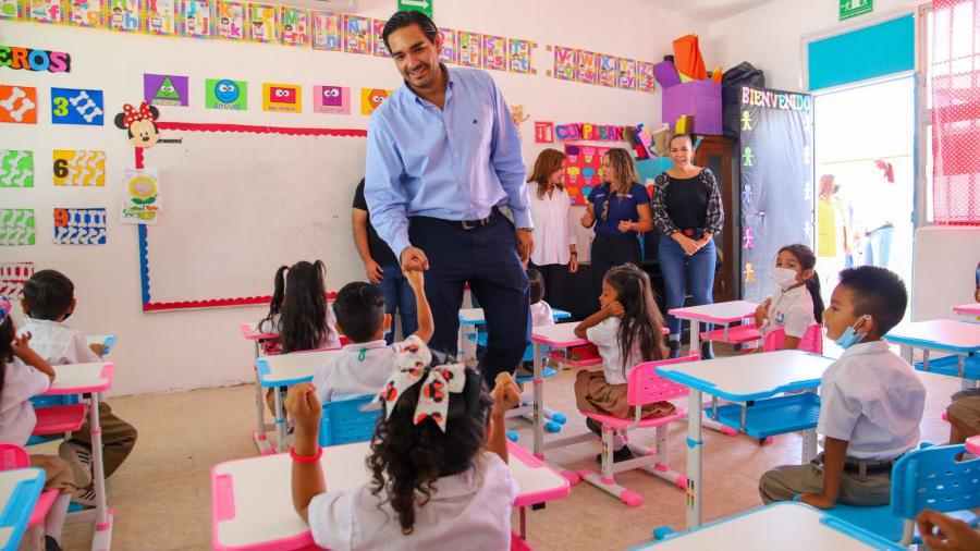 Entrega Alcalde Carlos Peña Ortiz mobiliario para niños del CAIC 