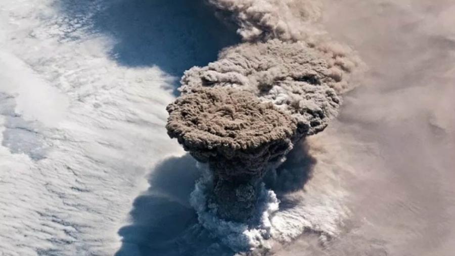 NASA capta espectacular erupción de un volcán desde el espacio