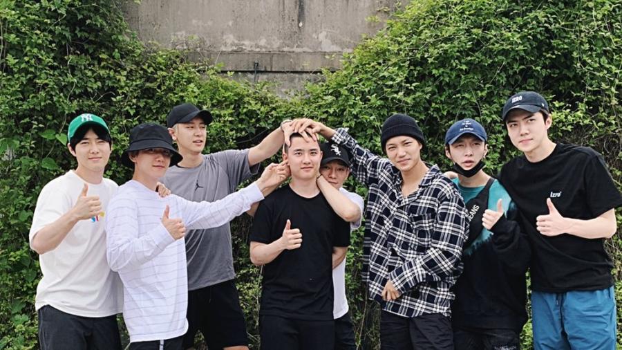 Yixing reaparece con EXO para despedir a Kyungsoo