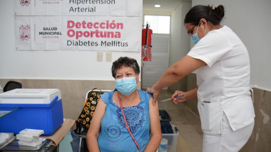 Acuden adultos mayores a clínicas UNE para consultas gratuitas 