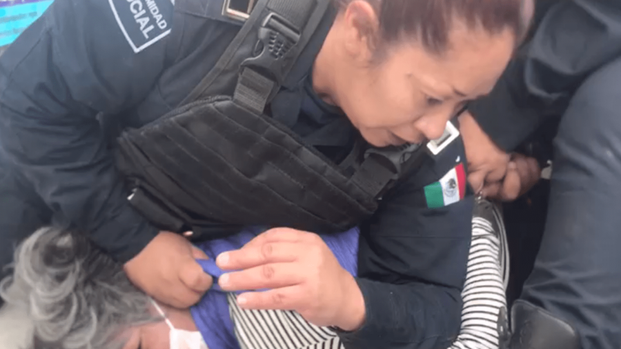 ¡Indignante! Policías de Pachuca someten con violencia a mujer de la tercera edad 