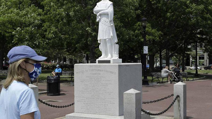 Vandalizan estatuas de Cristóbal Colón en EU