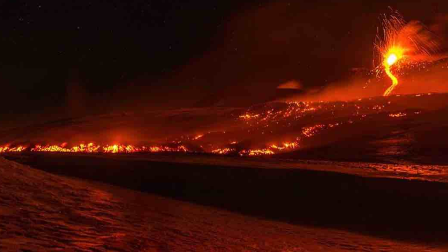 Volcán hace erupción en Italia y deja a 10 heridos 