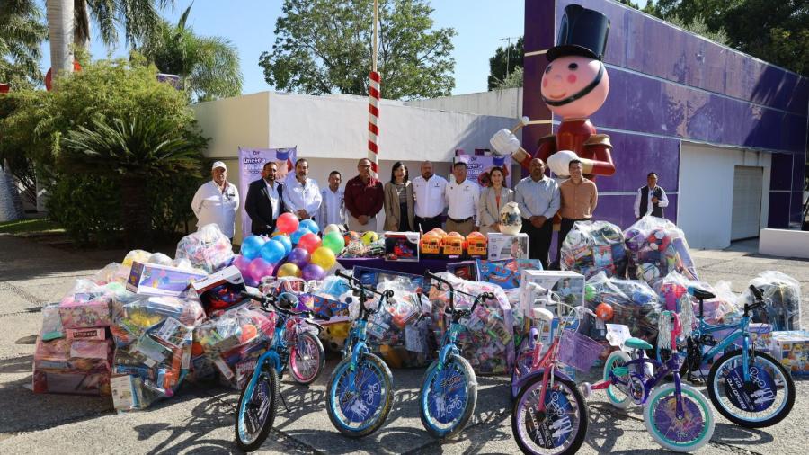 Entrega secretario general de Gobierno y su equipo de trabajo, juguetes al DIF Tamaulipas