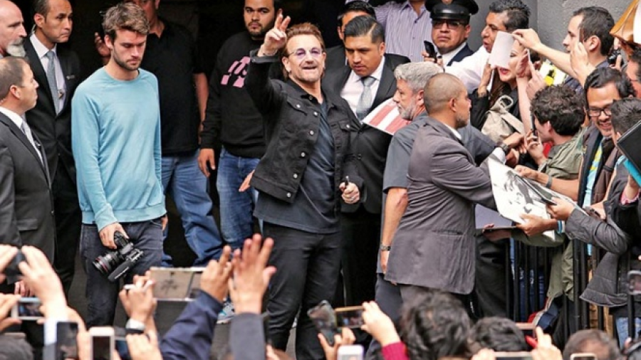 Bono también se encuentra con fans