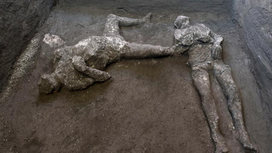 Descubren en Pompeya cuerpos de 2 hombres que murieron en la erupción del Vesubio en el año 79