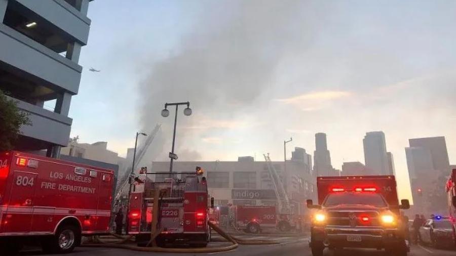 10 bomberos heridos tras explosión en edificio de Los Ángeles