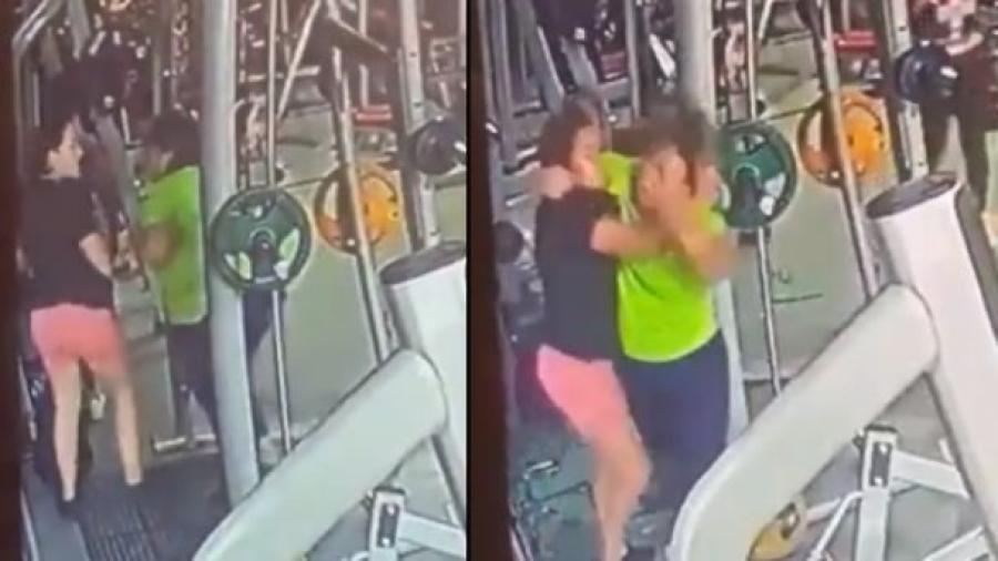 Captan pelea entre dos mujeres en gimnasio por un aparato