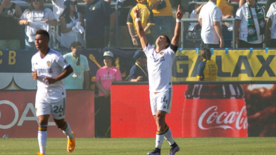 'Chicharito anota en la victoria del Galaxy frente al LAFC de Carlos Vela