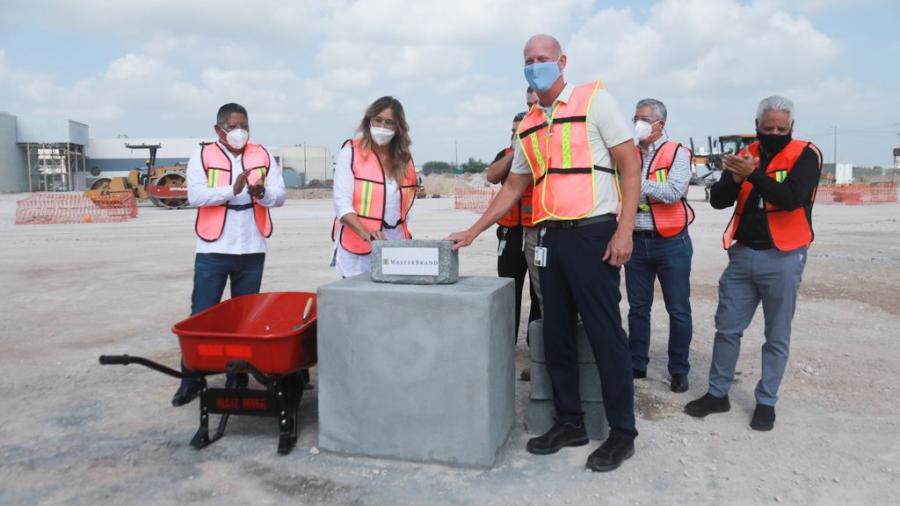 Coloca Maki primera piedra para ampliación de planta maquiladora 