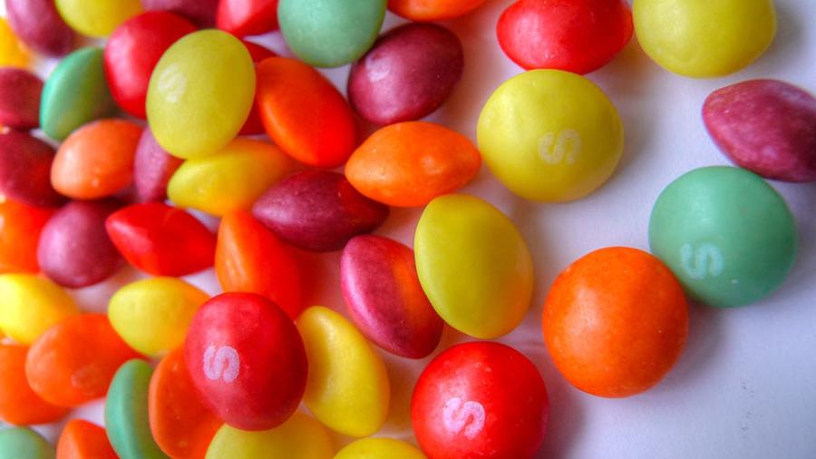 Retiran lotes de dulces Skittles por presencia de hebra de metal