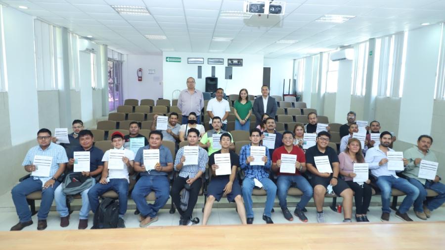 Egresados de capacitación industrial reciben certificación de la Secretaría del Trabajo 