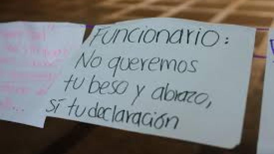 Colocan tendedero del acoso en palacio de gobierno de Culiacán