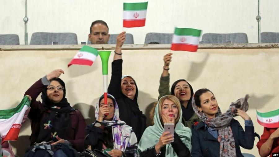 FIFA pide a Irán permitir acceso a las mujeres a estadios de fútbol