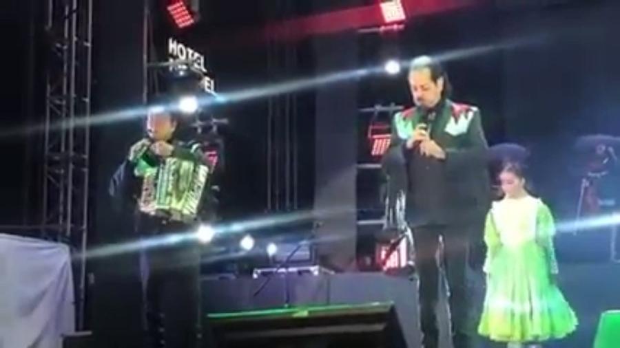 Se enteran Los Tigres del Norte de la muerte de su madre en pleno concierto