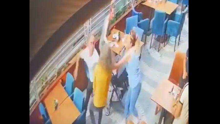 Mujer en Turquía es atacada en restaurante, clientes la ayudan