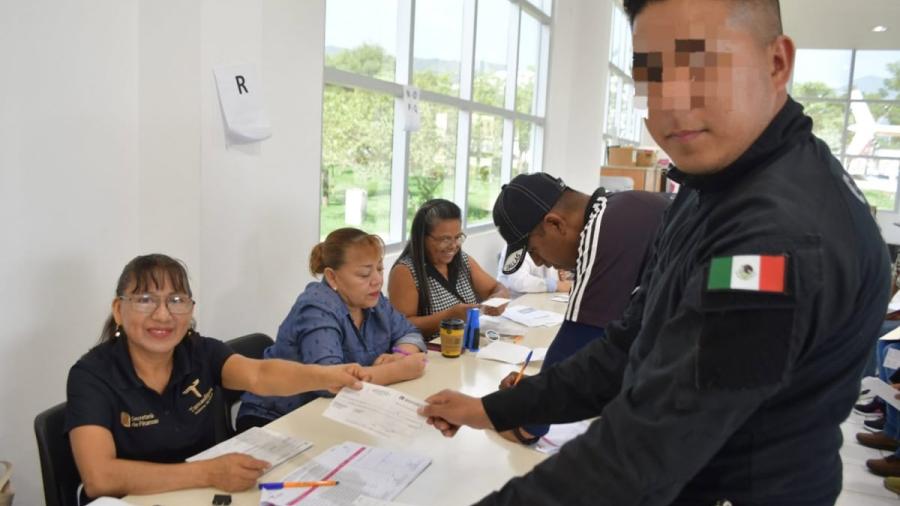 Recibe personal de la SSPT becas para servidores públicos e hijos