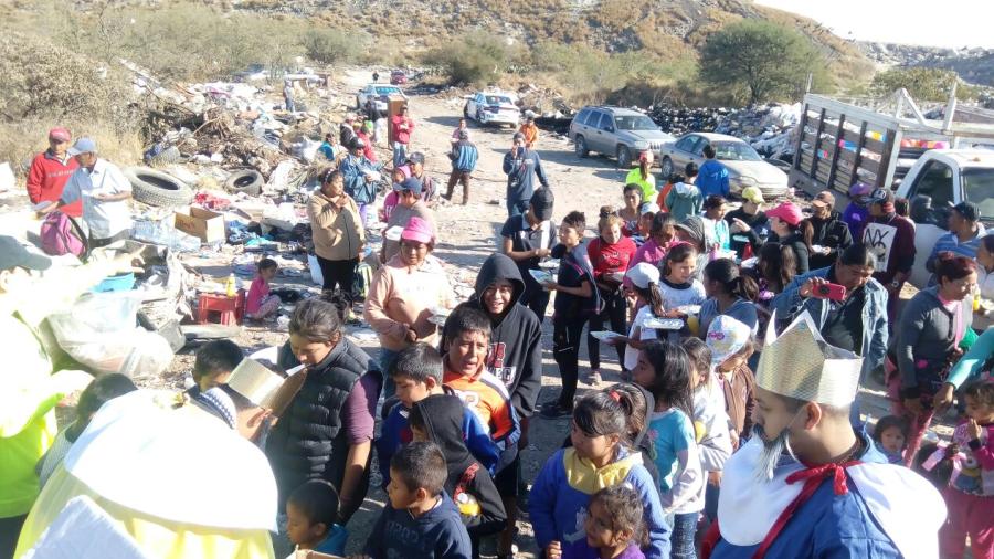 Polic&iacute;a Estatal entrega regalos y dulces a ni&ntilde;os de sectores populares