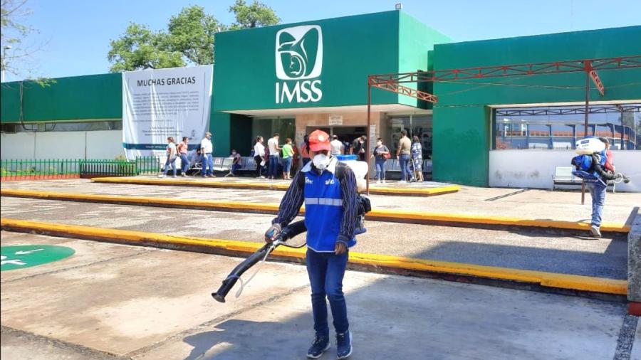 Desinfecta espacios p&uacute;blicos en Victoria 