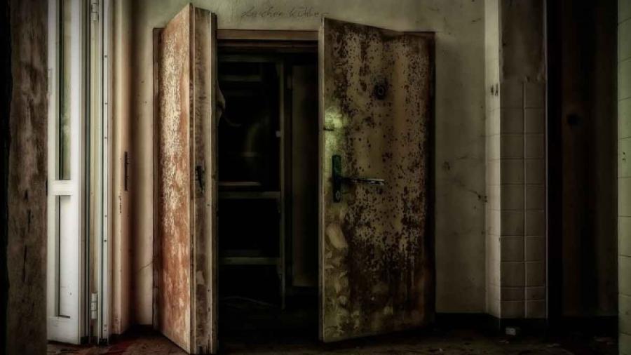 Descubren cuerpo de hombre en congelador, ¡su esposa lo guardó por 10 años!