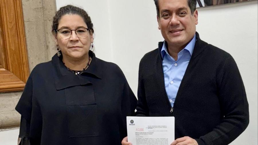 Gutiérrez Luna entrega a Lenia Batres petición para que Cabeza de Vaca rinda cuentas ante la justicia