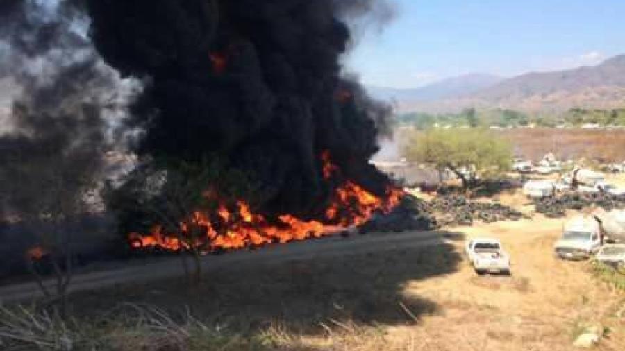 Controlan incendio en depósito de tubos de polímero en Ecatepec