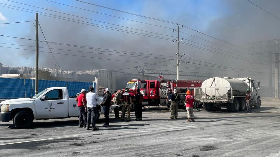 Continua labores contra incendio en recicladora 