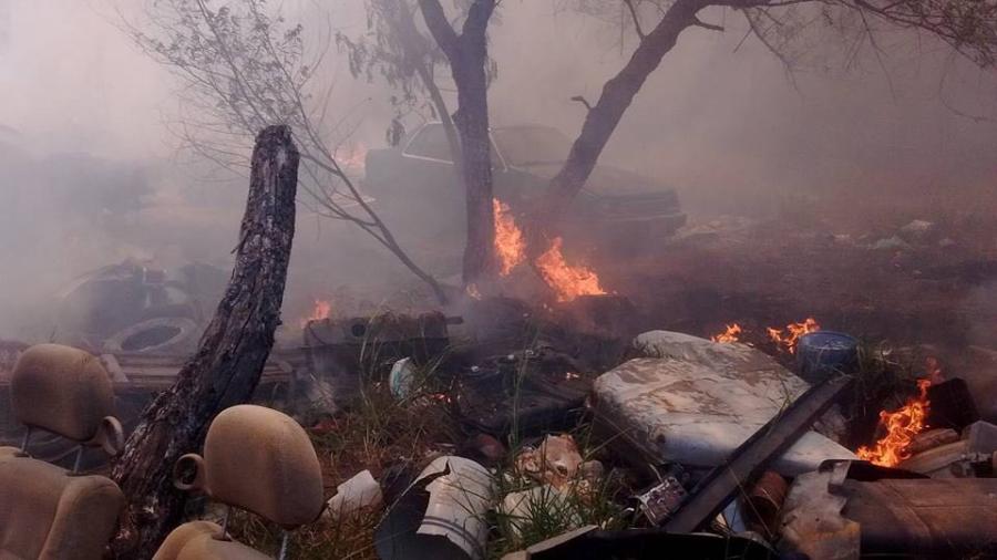 Incendio consume autos yonqueados 