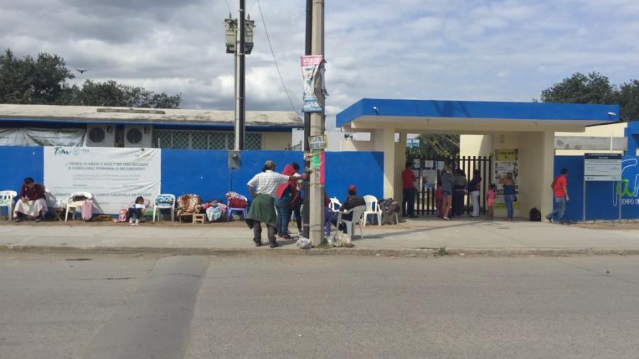 Padres de familia hacen fila para inscribir a sus hijos