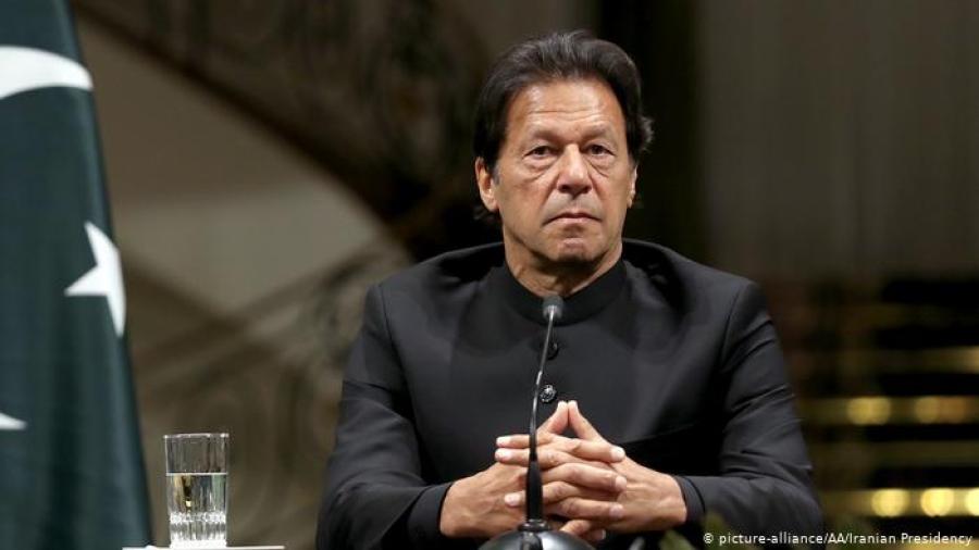 Piden renuncia de primer ministro paquistaní por culpar a las mujeres de las violaciones