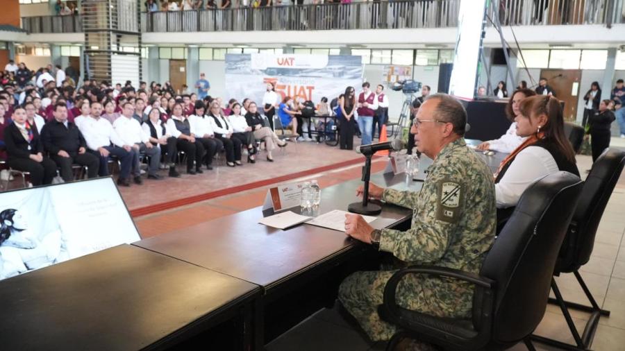 El Gral. Enrique García Jaramillo da conferencia en la UAT sobre seguridad nacional