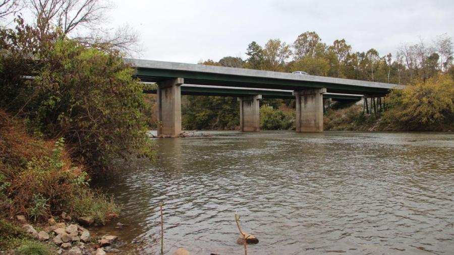 Encuentran dos cuerpos bajo un puente en Georgia