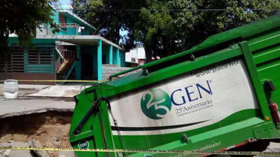 Cami&oacute;n recolector cae en socav&oacute;n en la colonia L&aacute;zaro C&aacute;rdenas